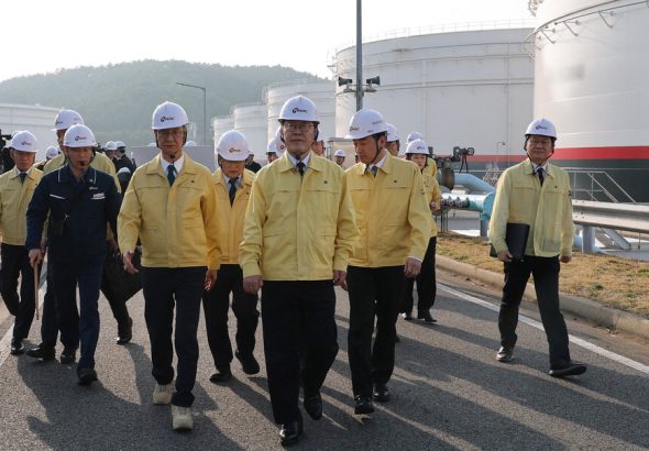 최고가격제·유류세 총동원도 역부족…'리터당 2천원' 눈앞