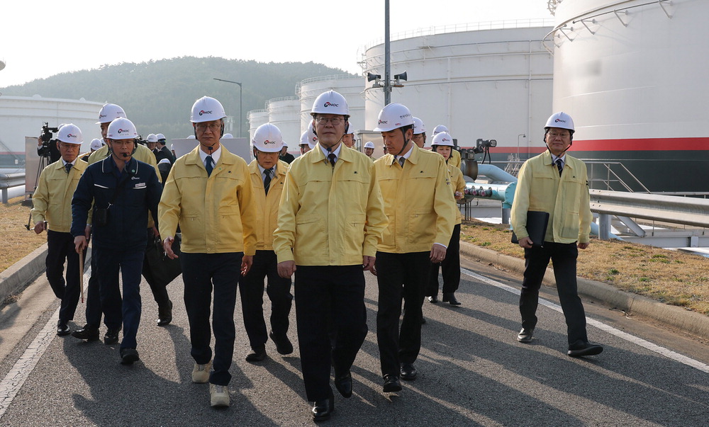 최고가격제·유류세 총동원도 역부족…'리터당 2천원' 눈앞