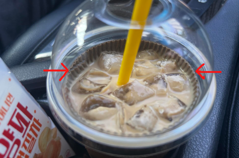 종이홀더가 음료 안에 동동…환불 요청에 커피숍 직원 반응 더 ‘황당’