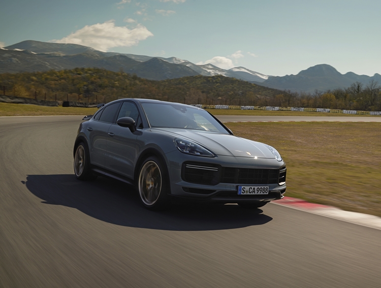 포르쉐 카이엔 쿠페 EV, 911 터보 S와 동급의 가속도 yet 보트까지 견인하는 역설