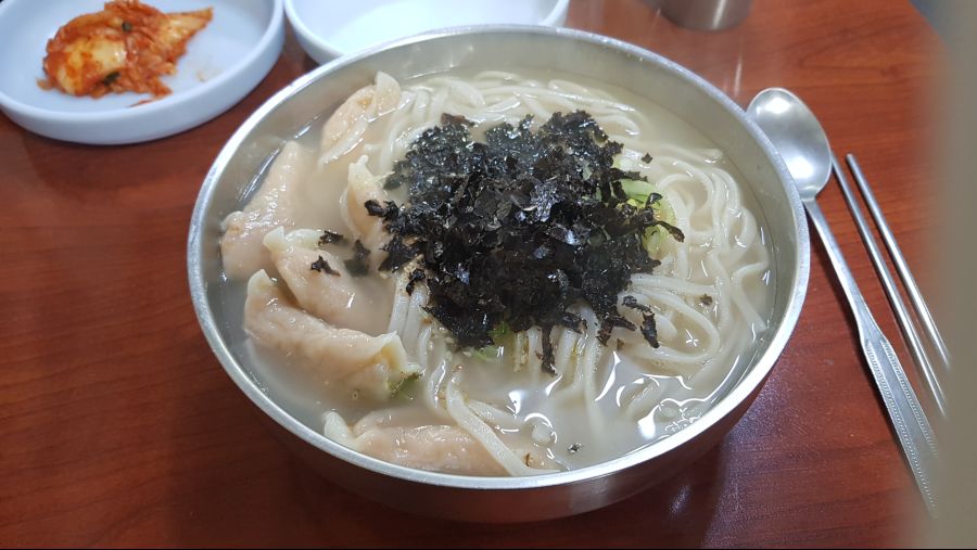 제주 한림, 협재 칼국수: 블루리본 선정의 전통과 보말 칼국수