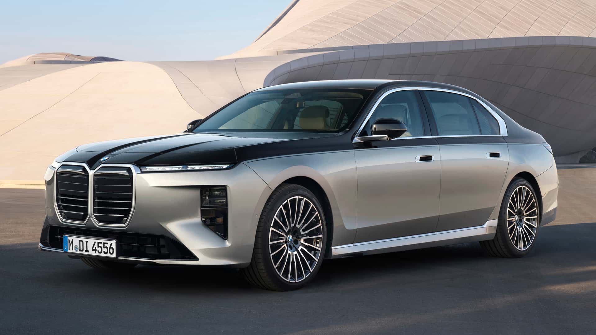 BMW 7 시리즈의 중기 파격: 내연기관의 진화와 전기차의 확장, 왜 지금 주목받는가