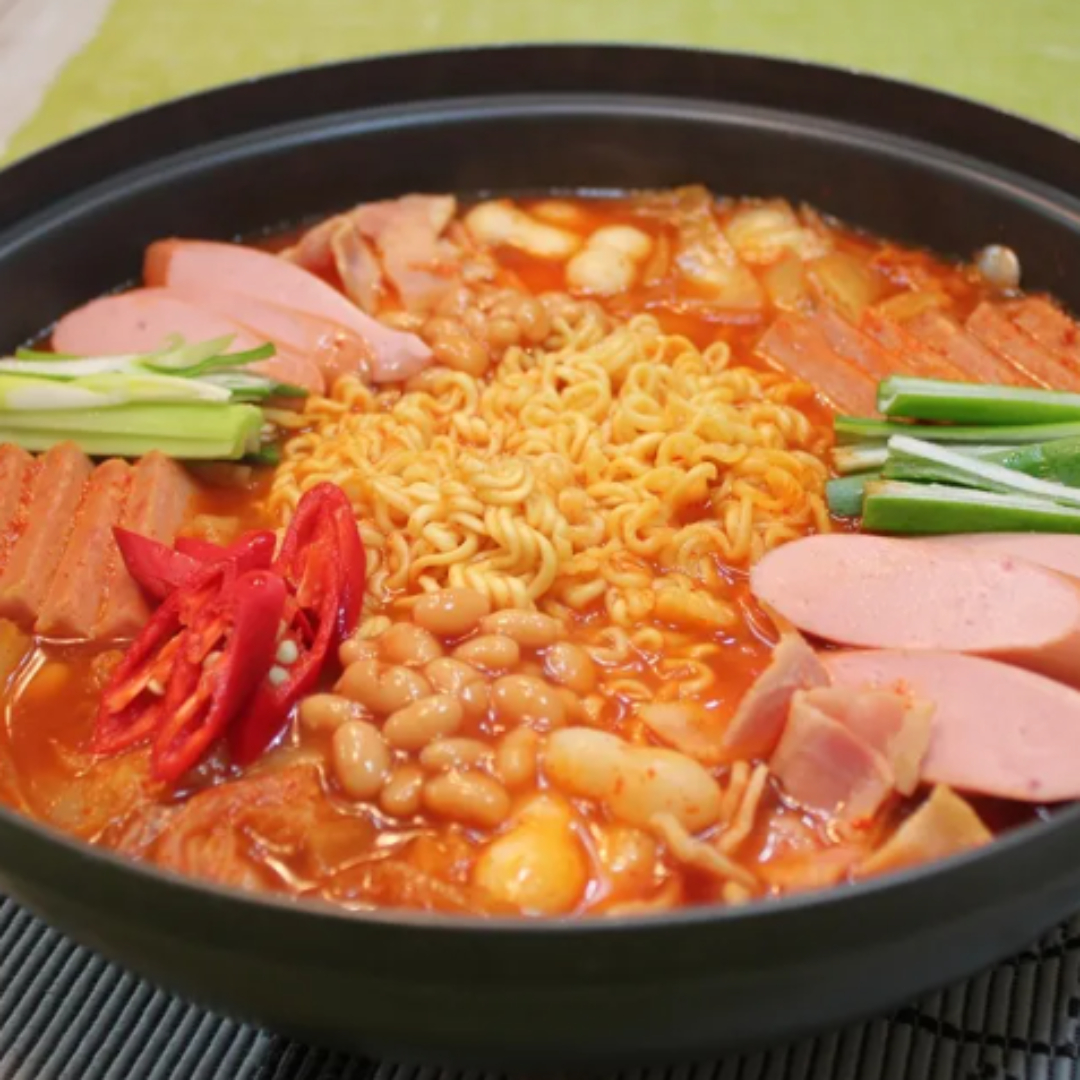 혼자 먹는 한 끼, 부대찌개 밀키트가 뜨는 이유