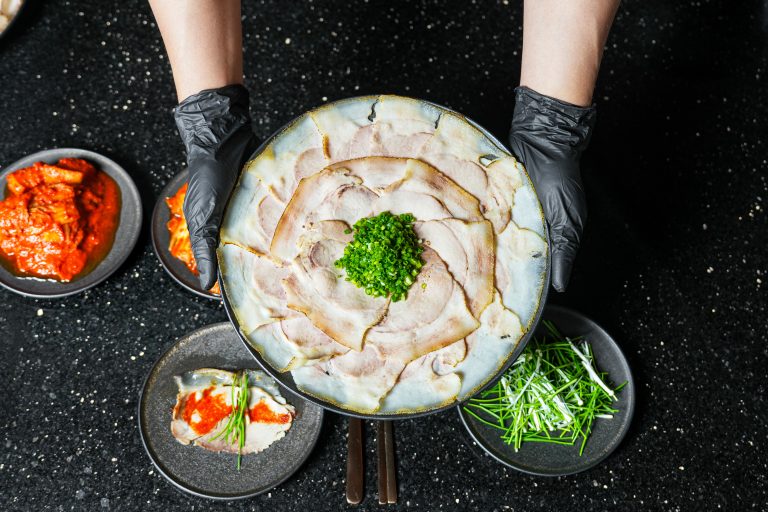 광안리 해변을 품은 미쉐린 가이드의 진돼지곰탕