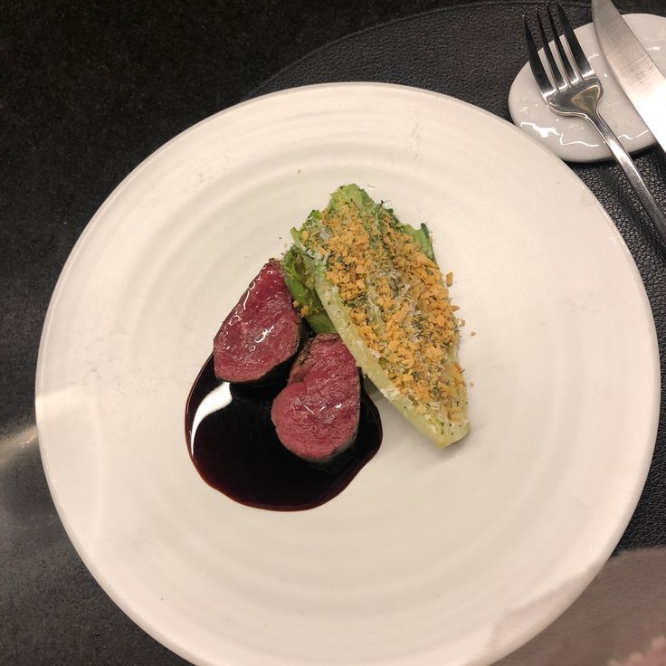 신사스퀘어 2층, 조용히 자리 잡은 양식당 스와니예