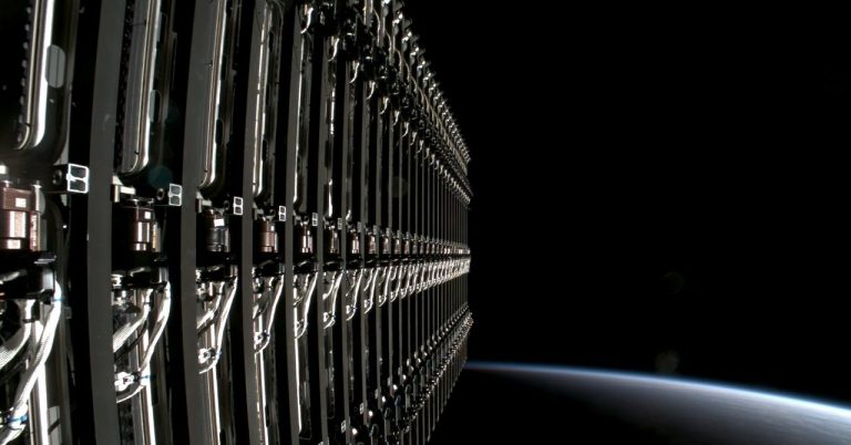 스페이스X 스타링크 위성의 또 다른 '설명 불가 폭발': 우주 쓰레기 폭증의 경고신호인가