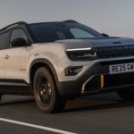 지프 아방저의 반전 매력: 조명 그릴이 바꾸는 도시형 SUV의 기준