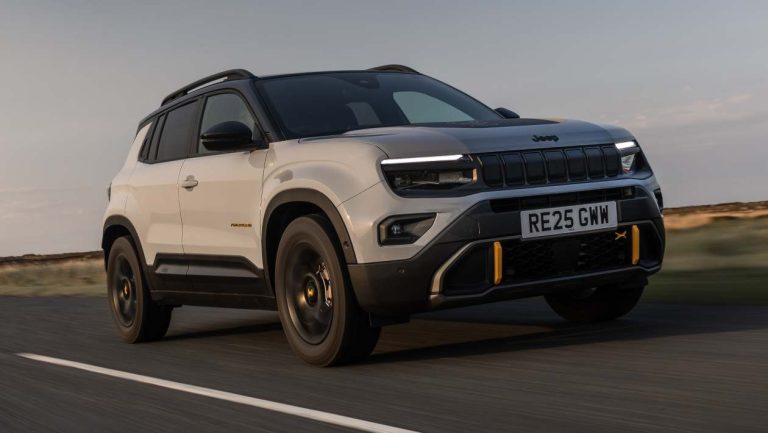 지프 아방저의 반전 매력: 조명 그릴이 바꾸는 도시형 SUV의 기준