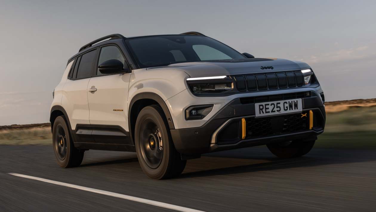 지프 아방저의 반전 매력: 조명 그릴이 바꾸는 도시형 SUV의 기준