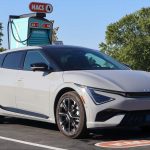 테슬라 모델 Y를 제친 2026 기아 EV6, 5천 달러 인하로 시장 판도 흔들다