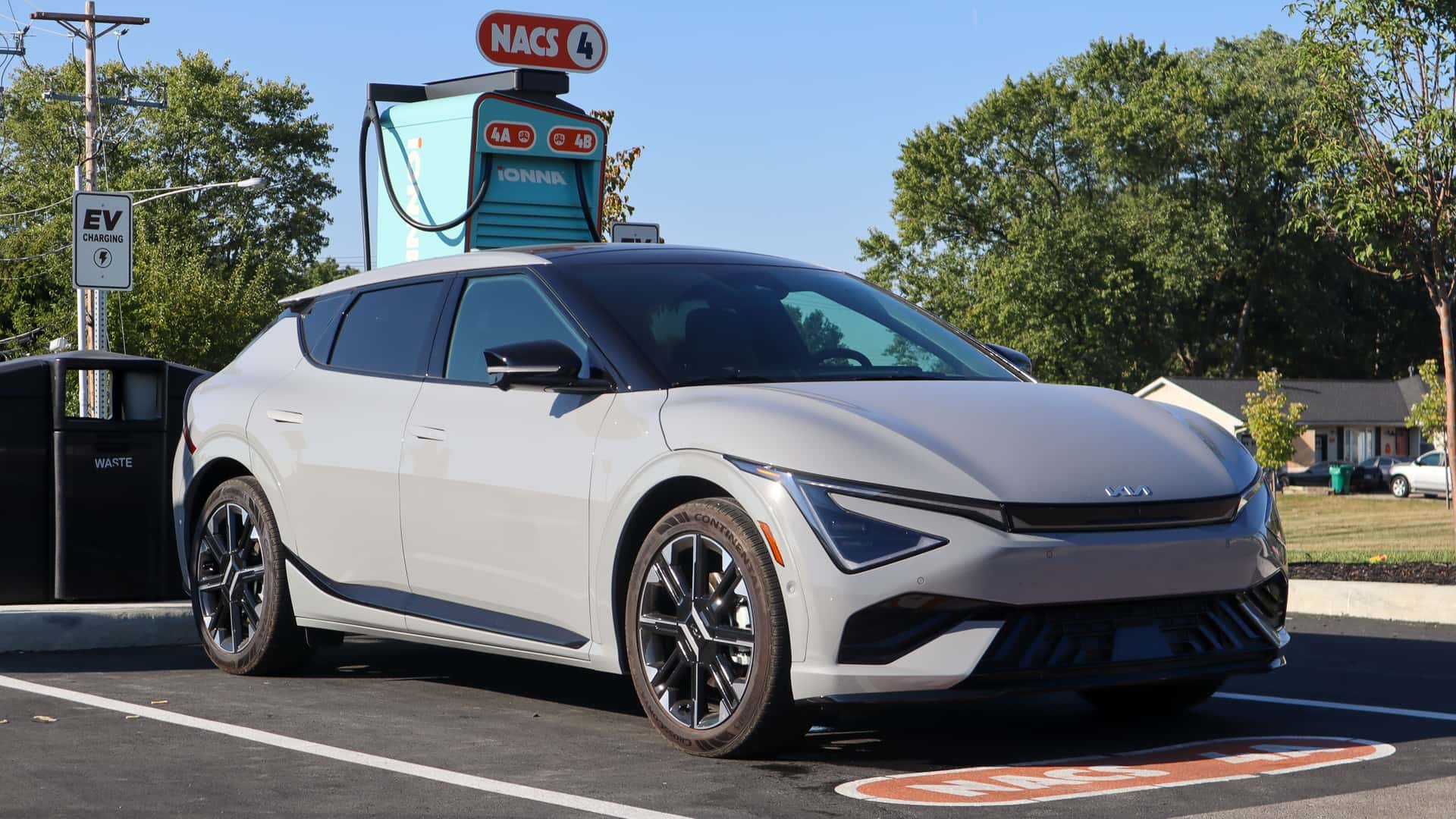 테슬라 모델 Y를 제친 2026 기아 EV6, 5천 달러 인하로 시장 판도 흔들다