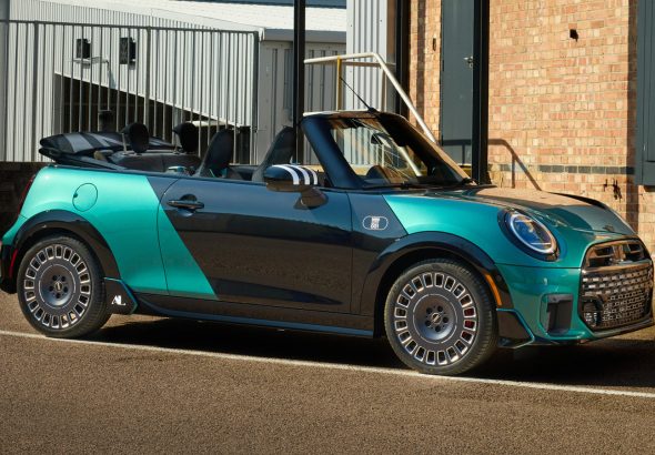 미니의 원톱 JCW 컨버터블이 던지는 미래 신호: 공장에서 시작되는 맞춤화 시대