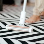 집 안 공기가 미세플라스틱의 온상이 된 이유와 현실적인 대응법