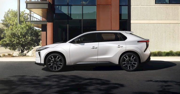 전기차 시장의 판도 바꾼 토요타의 반전: 왜 갑자기 bZ4X가 주목받는가