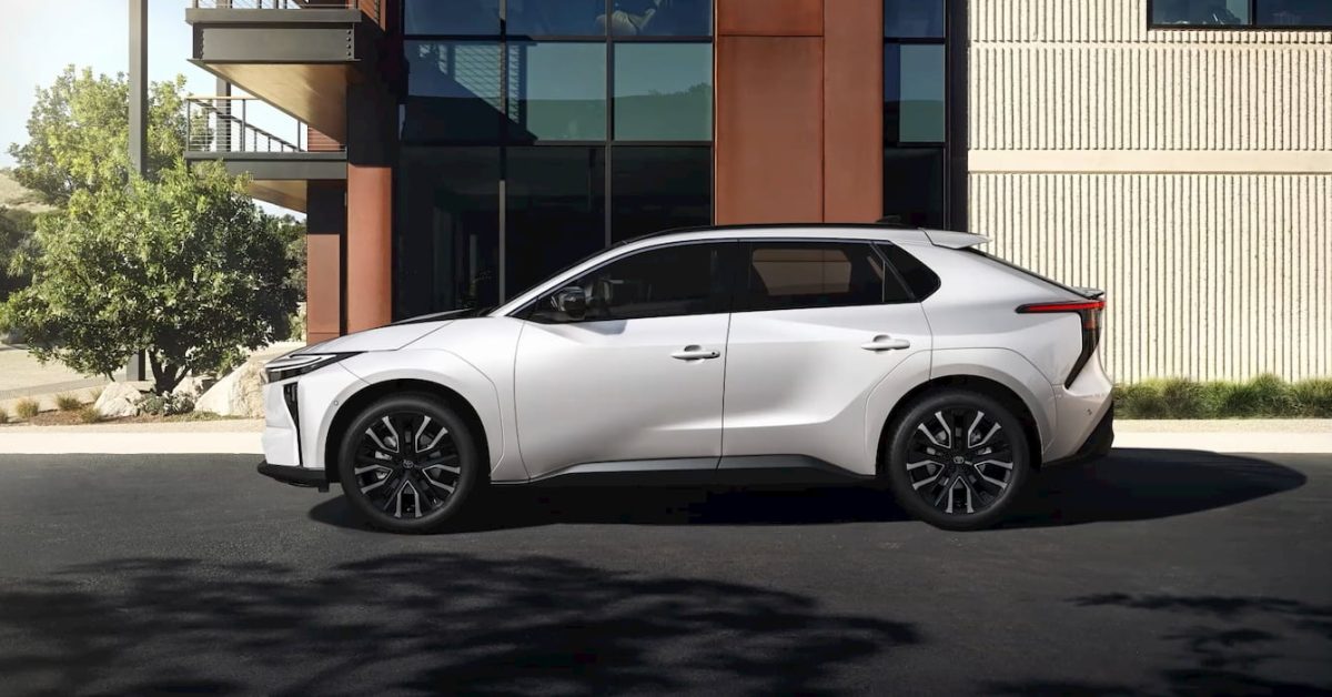 전기차 시장의 판도 바꾼 토요타의 반전: 왜 갑자기 bZ4X가 주목받는가