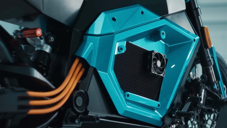 고체전지 오토바이의 실체: 팬 냉각이 말해주는 기술의 현재