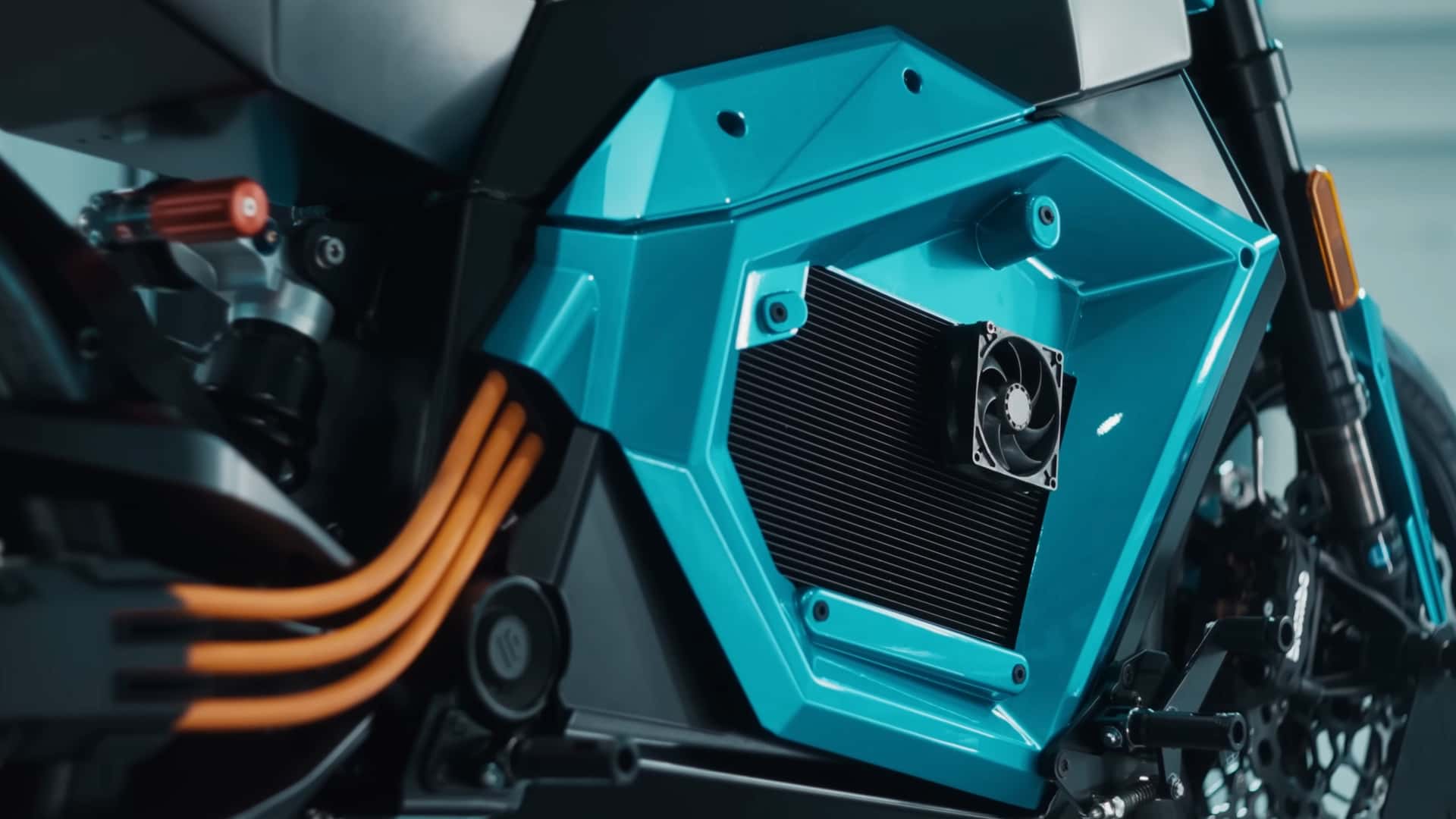 고체전지 오토바이의 실체: 팬 냉각이 말해주는 기술의 현재