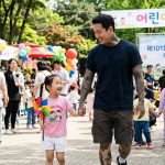 대전 어린이날 행사, 문신을 드러낸 학부모 등장으로 세대 간 가치관 충돌 재점화