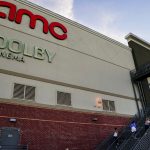 AMC 상영관의 10%가 텅 빈 이유: 디지털 시대의 '개인 극장' 현상과 산업의 숨은 신호