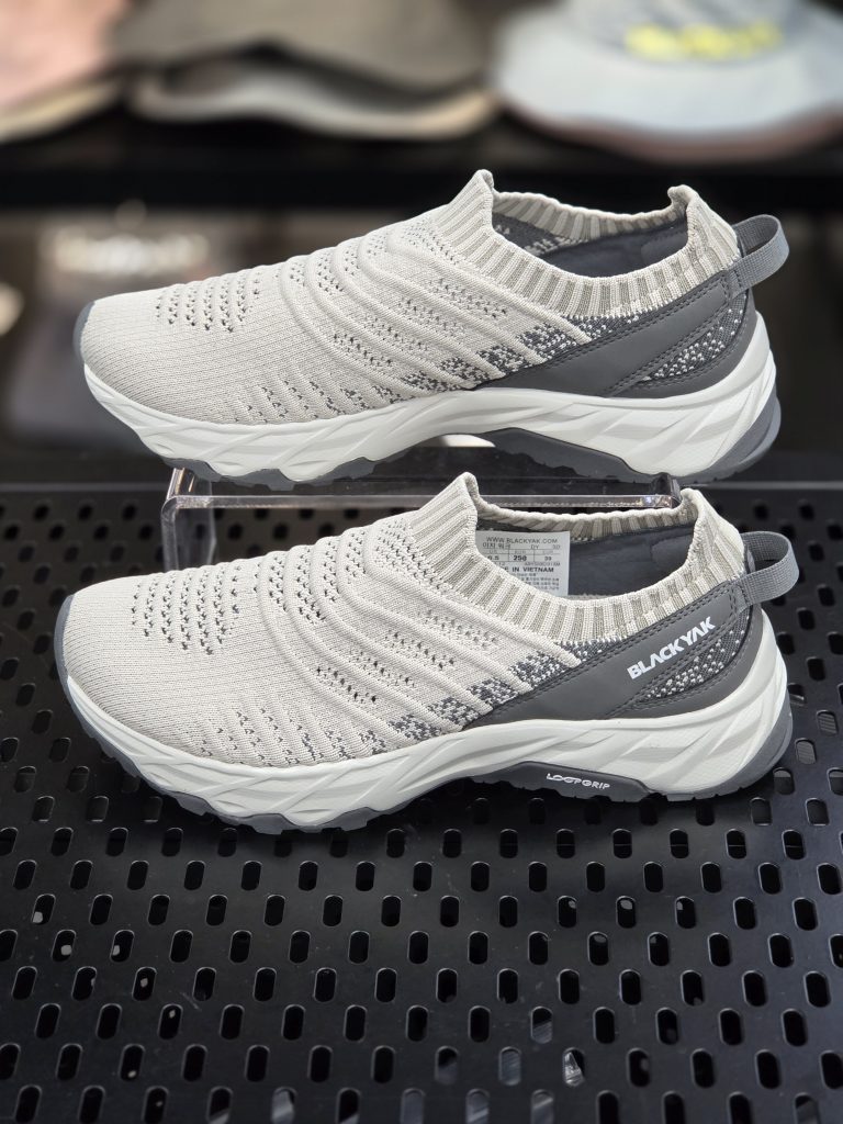 블랙야크 워킹화, 백화점 가격의 반토막에 '득템' 열풍