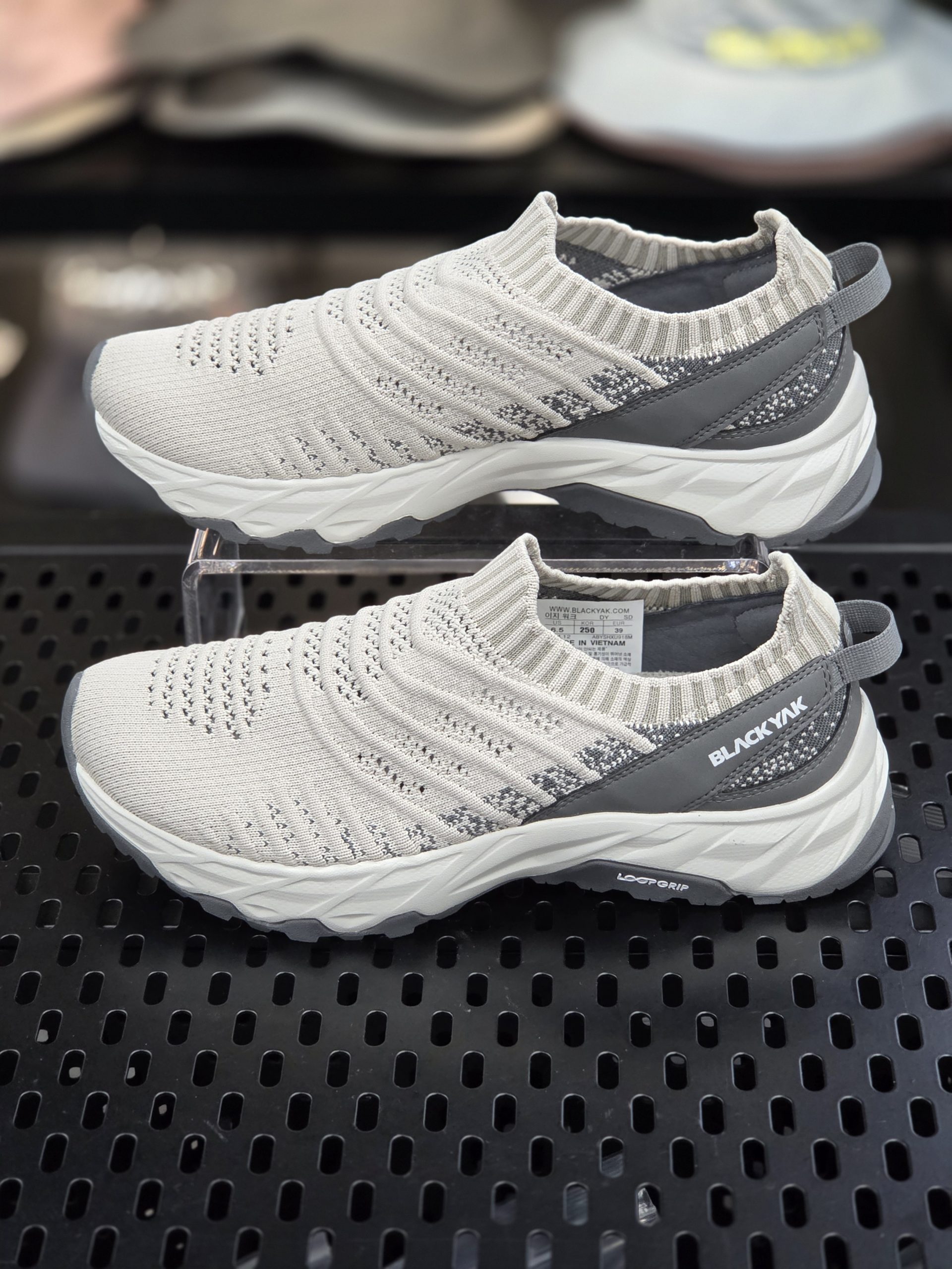 블랙야크 워킹화, 백화점 가격의 반토막에 '득템' 열풍