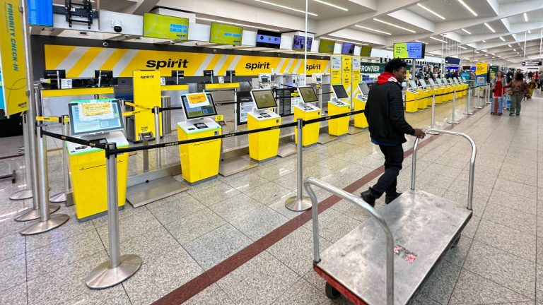 스피릿 항공 파산: 임원 1,070 만 달러 보너스 요청과 직원들의 마지막 급여 불확실성