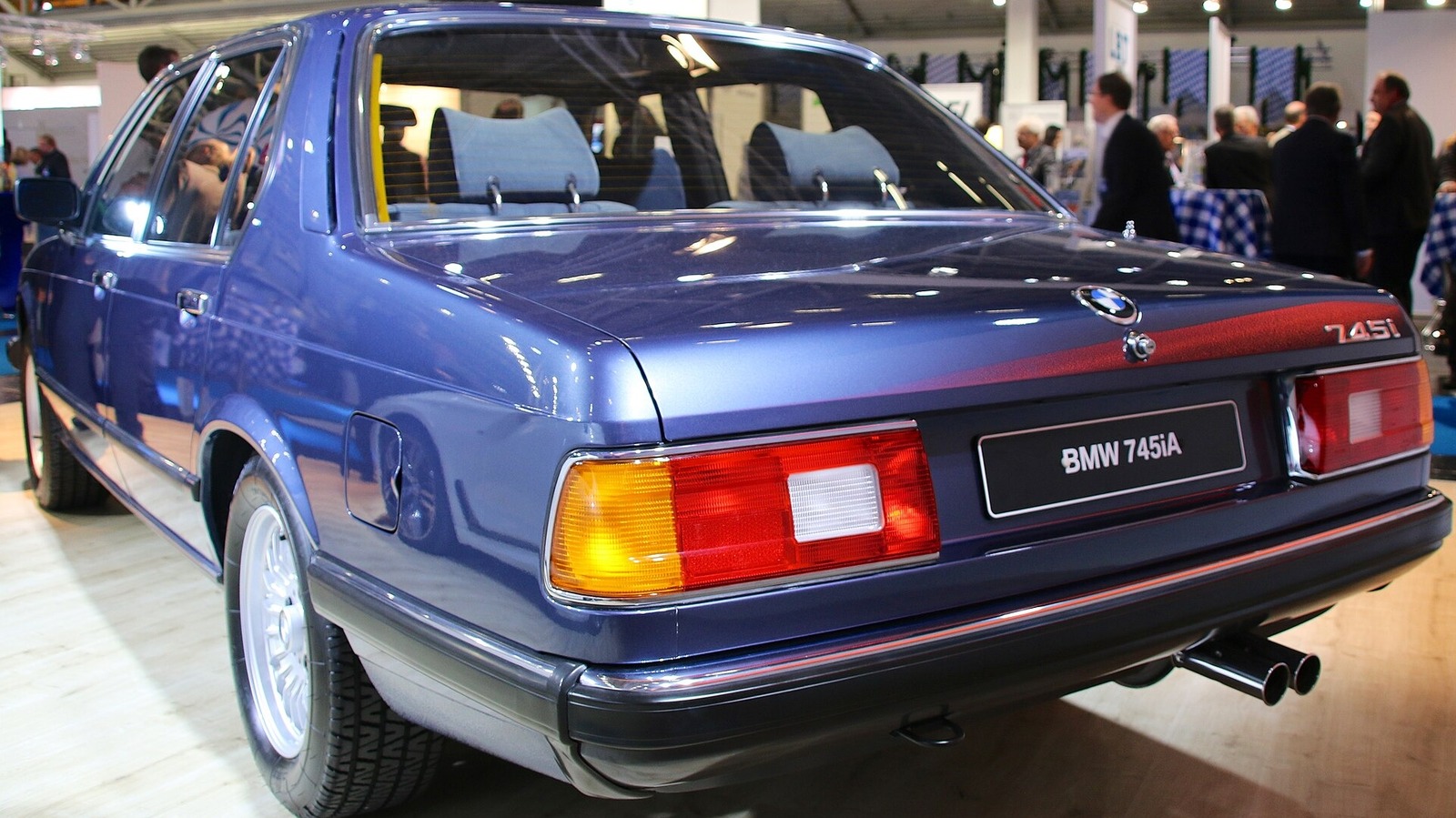 80 년대 부활한 BMW 7 시리츠 터보의 재해석: 럭셔리 플래그십에 숨겨진 과감한 공학적 도박