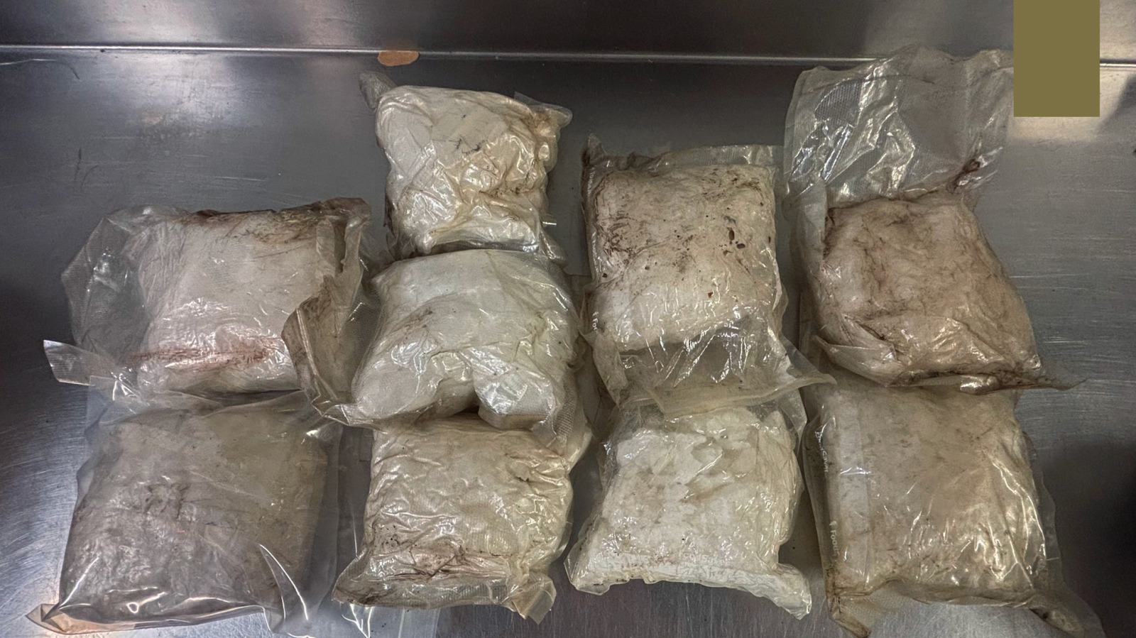 폐차장 차문에 숨겨진 4kg 메스: 한 해 묵은 중고차에서 발견된 놀라운 비밀