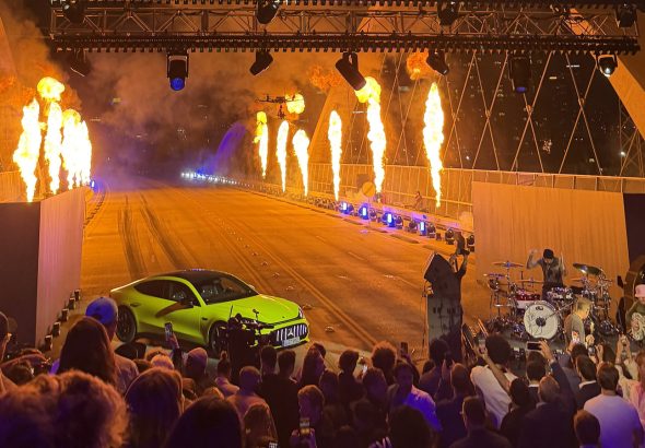 LA 6 번가 다리를 폐쇄한 메르세데스-AMG 의 전격 공개: 왜 자동차 업계는 이제 '쇼'를 선택하는가