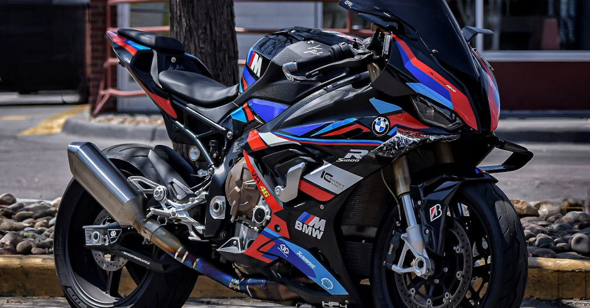 BMW M 1000 RR, 토요타 스푸라와 가격 경쟁력을 맞대다