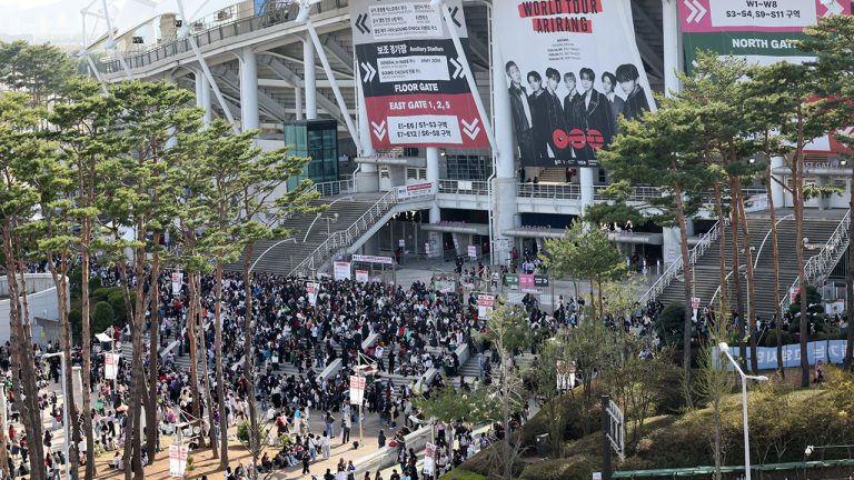 BTS 부산 공연, 숙박비 폭등에 팬들은 PC방과 해변에서 잠자리를 구하다
