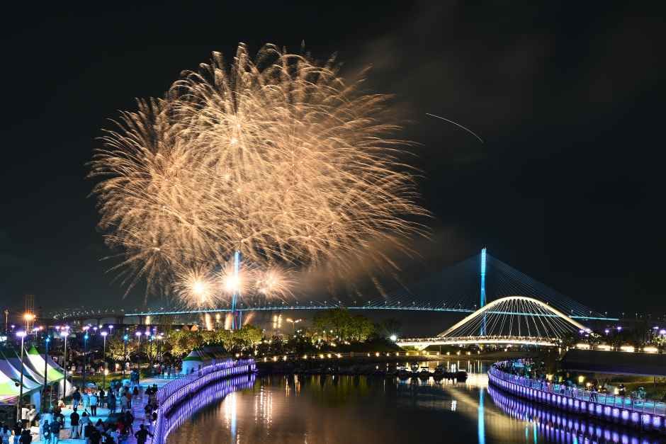 2026 부산항축제, 부산항대교를 배경으로 펼쳐지는 밤하늘의 불꽃과 수로 위 액티비티
