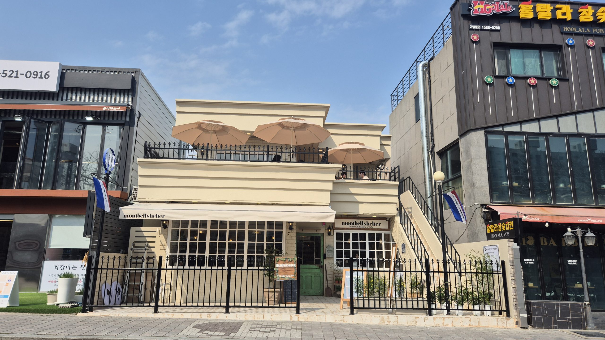 부산 동래 온천천 벚꽃길 옆, 몽벨쉘터에서 즐기는 베이커리와 풍경