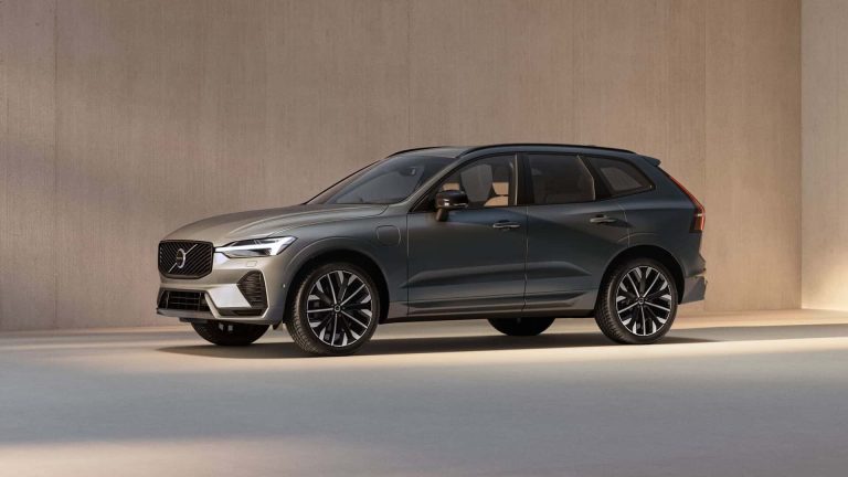 볼보 XC60 플러그인 하이브리드, 전기 주행거리 3배 도약으로 시장 판도 바꾼다