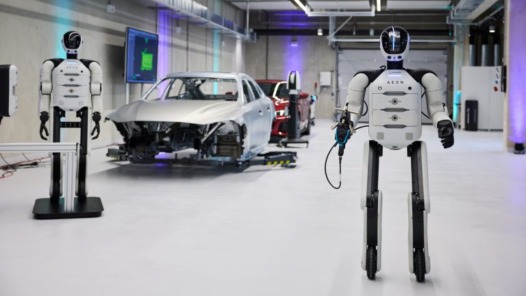 공장 라인에 인간형 로봇이 들어선다: BMW의 시범 운영이 바꾸는 자동차 산업의 미래