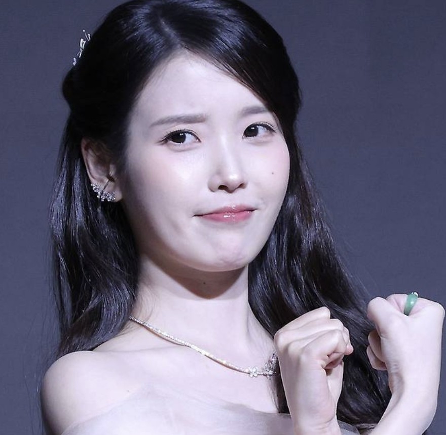 잠실 스타벅스 선결제 요청에 불어난 아이유 SNS 댓글의 이면