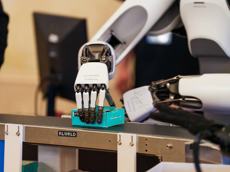 리얼월드, 서울에서 선보인 로봇 AI 'RLDX-1'이 인간 손의 섬세함을 재현하다