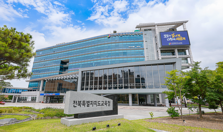 전북교육청이 스마트폰을 '쉼표'로 부르는 이유: 강제 압수 대신 자율 조절이 다가오는 이유