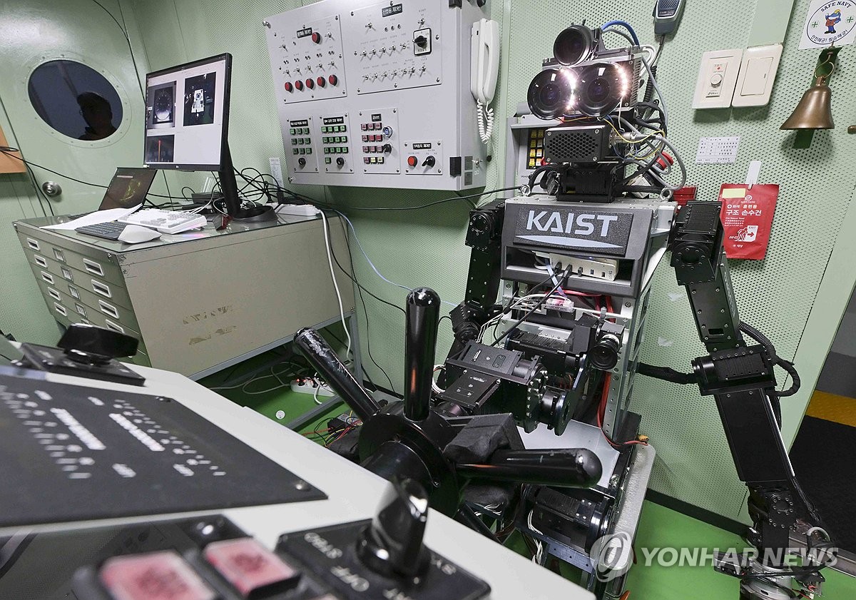 6m 파도 속에서도 명령을 복창한 해군 로봇 조타수, 실제 전투는 언제 가능할까