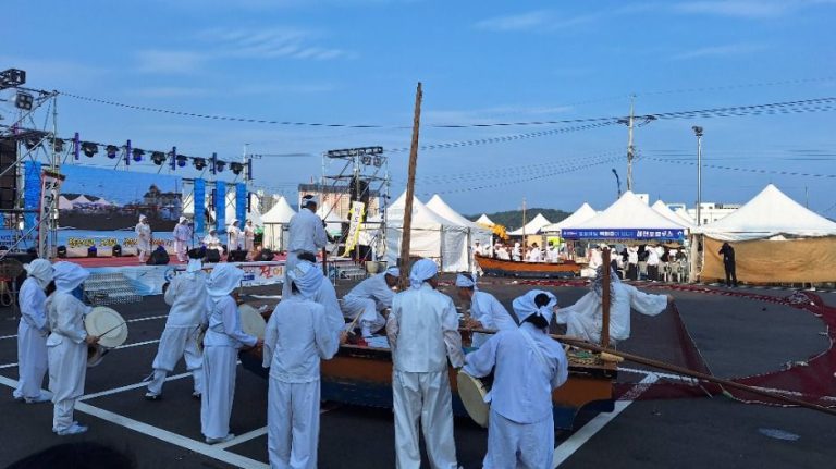 2026 사천시 삼천포항 자연산 전어축제, 여름 끝자락의 미식 향연과 새로운 변화