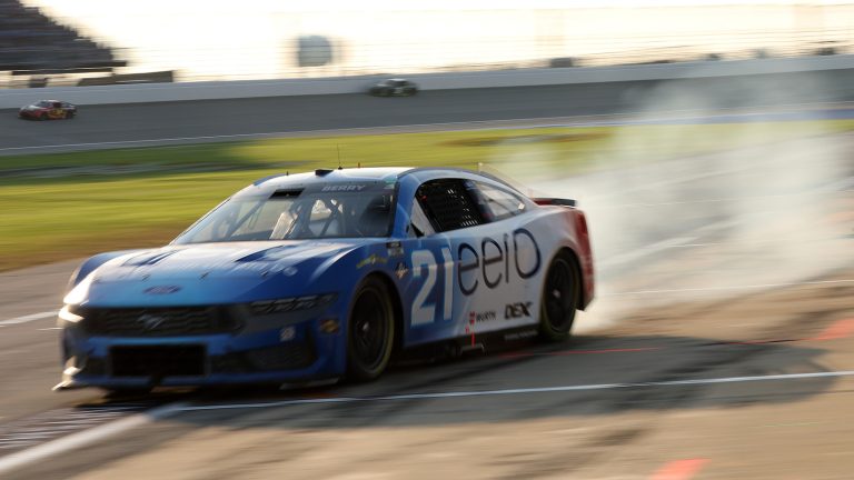 속도계가 사라진 NASCAR, 피트로드에서 시속 100km를 지키는 비결