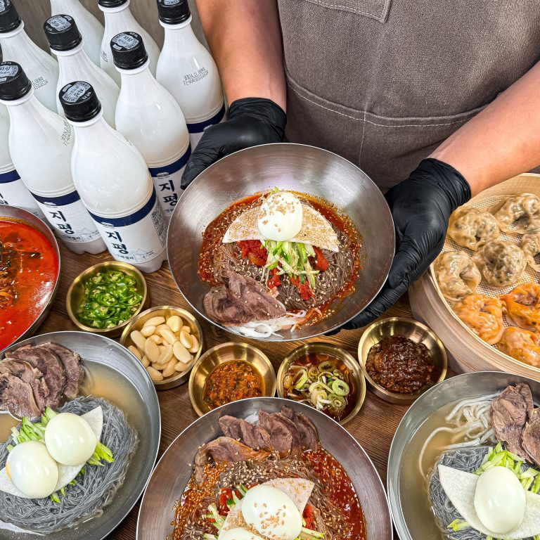속초 청초호 인근 양반댁함흥냉면, 고구마 전분 면과 무첨가 육수 특징