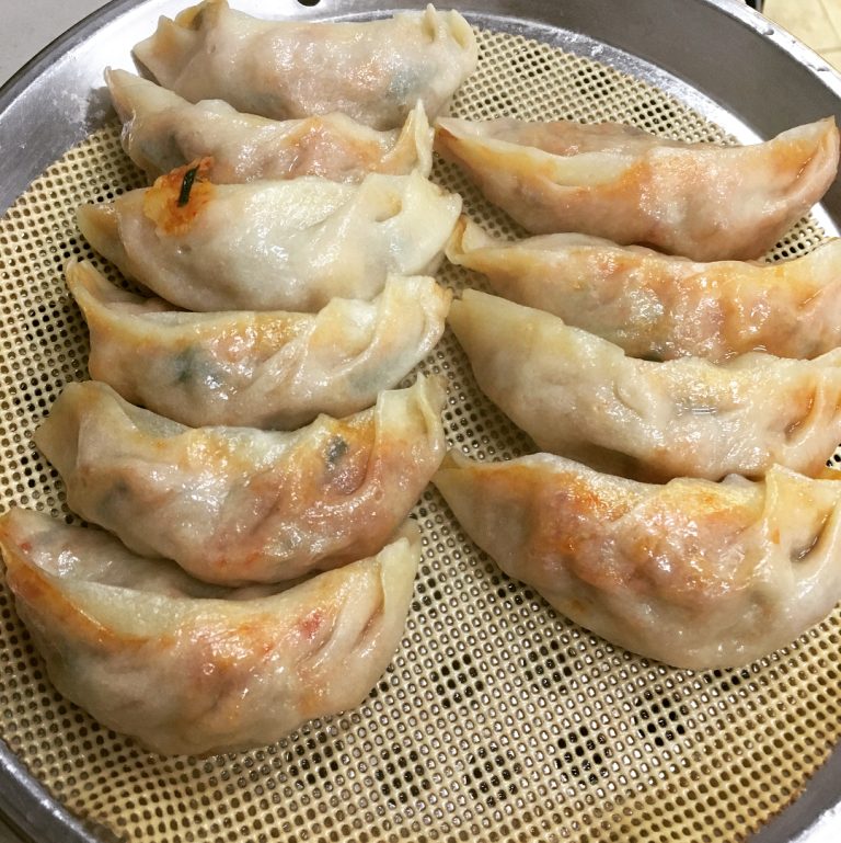 청주 육거리시장 확장 이전한 육거리소문난만두, 직접 만든 만두 피와 감태 칼국수