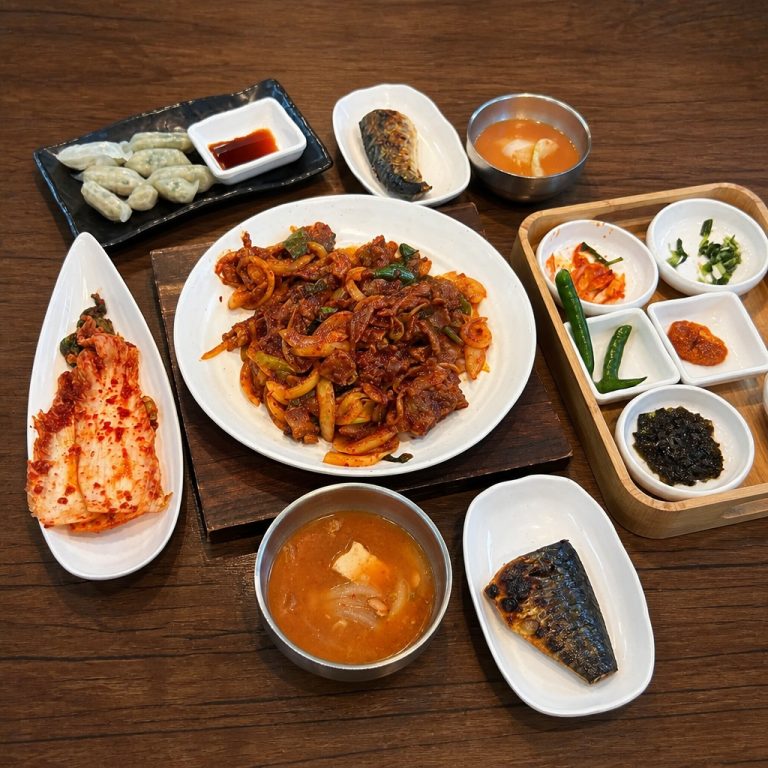 창원 의창구 삼거리식당 유니시티점, 된장찌개와 두루치기로 자리 잡은 한식집