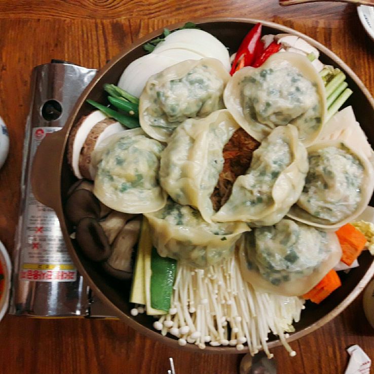 북촌 한옥마을 골목의 만둣집 깡통만두, 사골 칼국수와 비빔국수로 자리 잡다