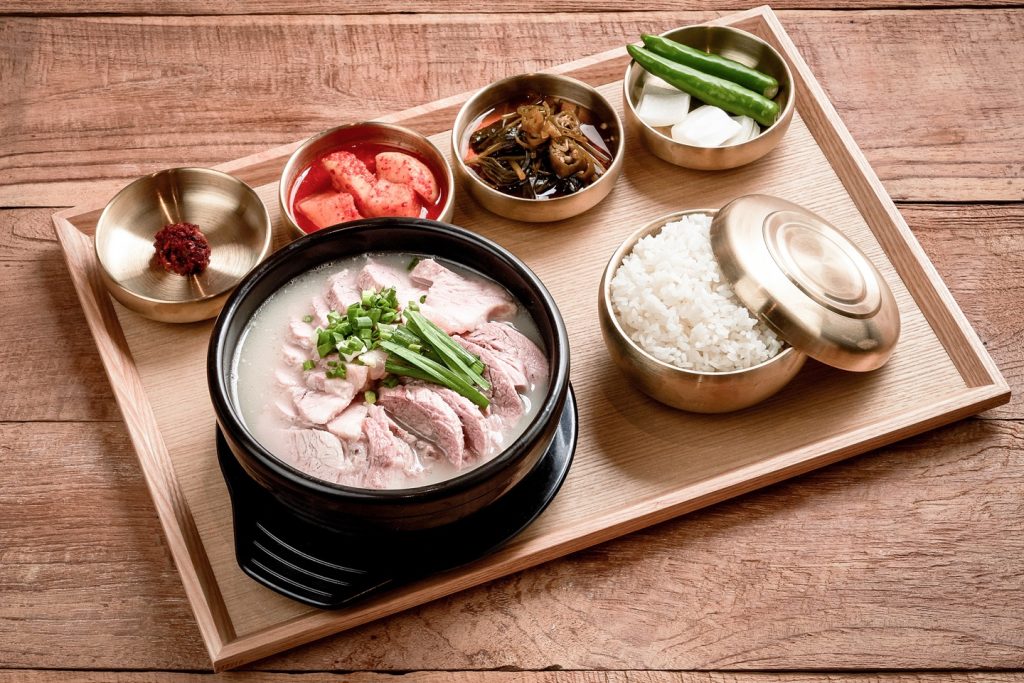대구 동구 아양로에 자리한 국밥의신, 지리산 흑돼지 곰탕으로 맑은 육수 선봬