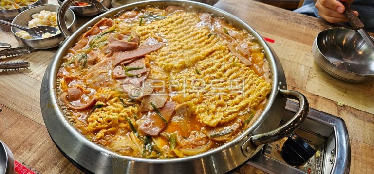 마포구 홍대부대찌개, 라면과 공깃밥 무제한 리필로 푸짐한 한 끼 제공